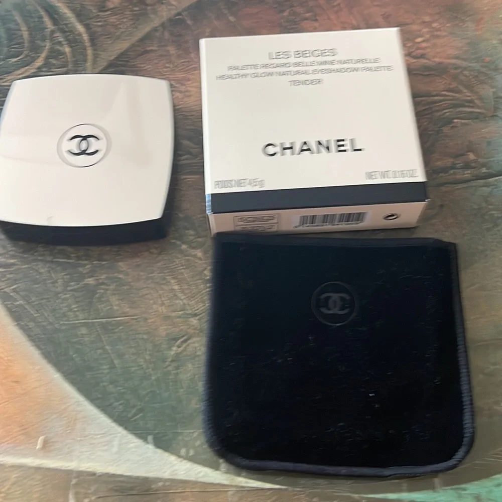 CHANEL LES BEIGES Healthy Glow Eyeshadow Palette . Tender